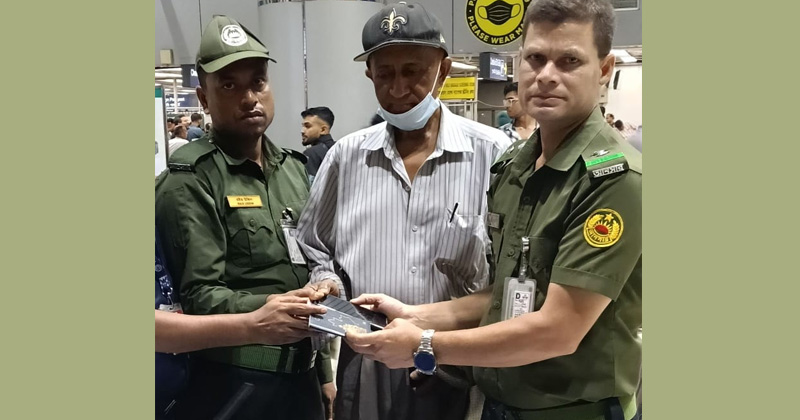 পাসপোর্ট-ডলারভর্তি ব্যাগ উদ্ধার করে মালিকের হাতে তুলে দিল আনসার