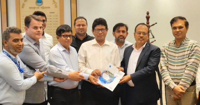 এমডির কাছে ঢাকা ওয়াসার বার্ষিক প্রতিবেদন হস্তান্তর