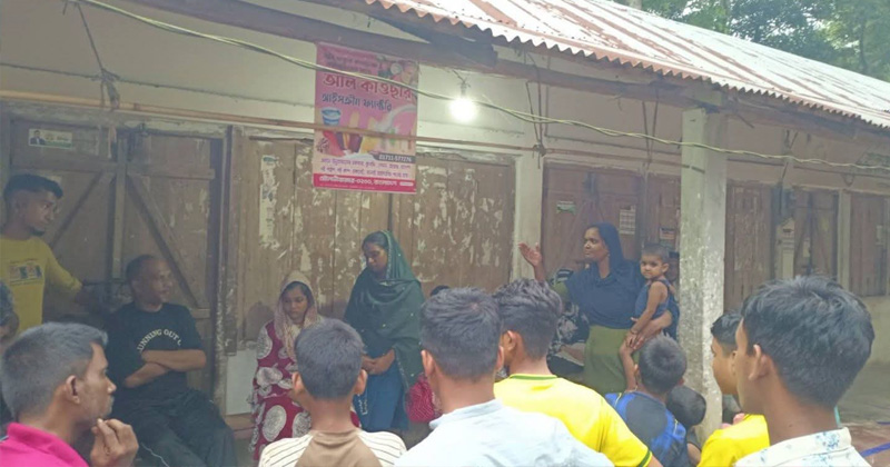 ছবি : দেবলছড়া সীমান্ত দিয়ে ভারত থেকে আসা সাতজনকে আটক করে জিজ্ঞাসাবাদ করছে এলাকাবাসী