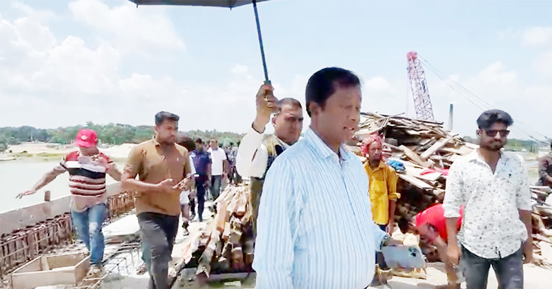 কালিয়ায় বারইপাড়া সেতু পরিদর্শনে এমপি জাহাঙ্গীর, দ্রুত কাজ শেষের নির্দেশ