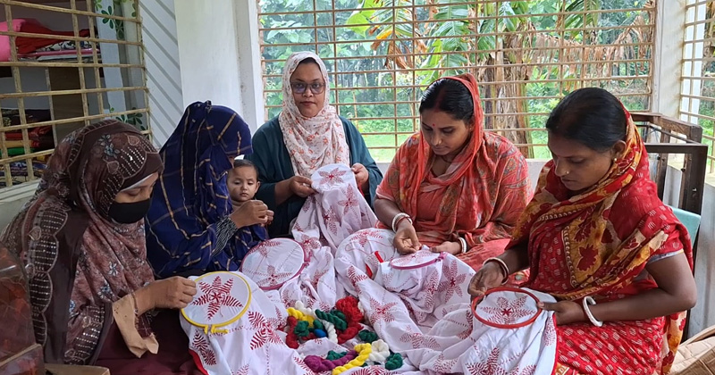 সরকারি চাকরি ছেড়ে গ্রামীণ নারীদের ভাগ্য বদলে দিচ্ছেন প্রীতি