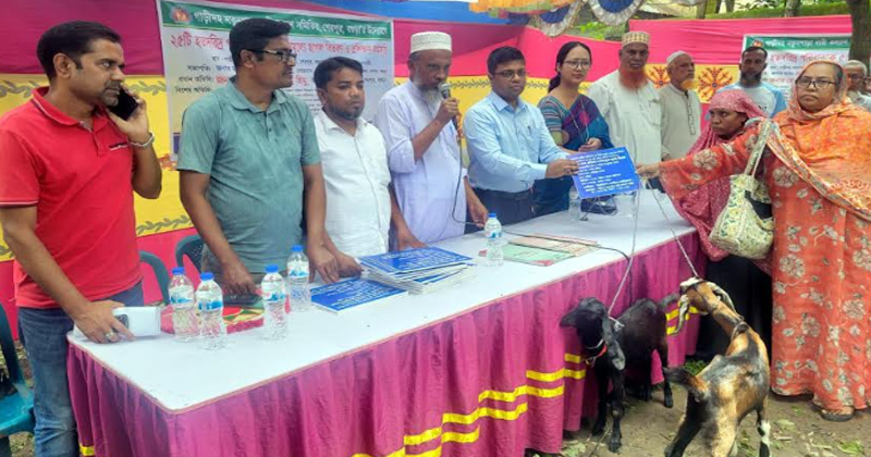 শেরপুরে অসহায় পরিবারের মাঝে বিনামূল্যে ছাগল বিতরণ