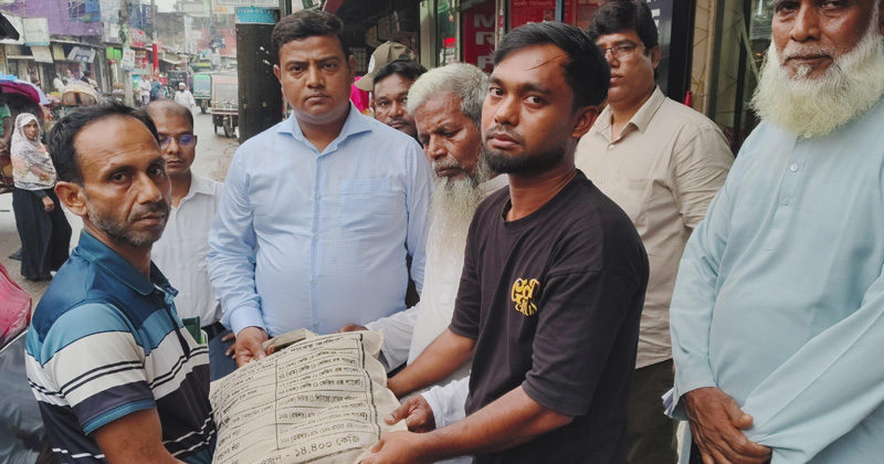 কাপাসিয়ায় অগ্নিকাণ্ডে ক্ষতিগ্রস্তদের পাশে নবাগত ইউএনও