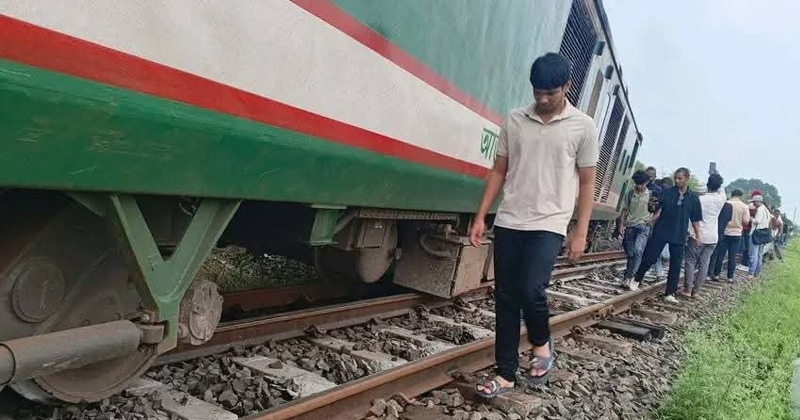 লালপুরে ট্রেন লাইনচ্যুত, উত্তরবঙ্গের সঙ্গে ঢাকার রেল যোগাযোগ বন্ধ