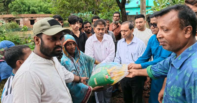 গর্জনিয়া ও ইদগড় পরিদর্শনে জেলা প্রশাসক, ত্রাণ ও খাদ্রসামগ্রী বিতরণ