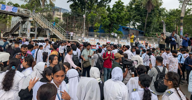 সচিবালয়ের উদ্দেশে লংমার্চ শুরু করেছেন আন্দোলনরত এইচএসসি পরীক্ষার্থীরা।