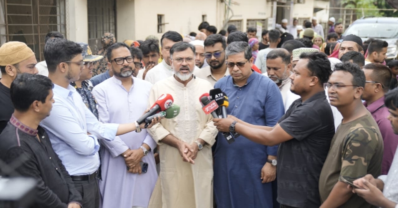 নিজেই গাড়ি চালিয়ে ঢাকার বিভিন্ন এলাকা পরিদর্শনে প্রধানমন্ত্রী তারেক রহমান