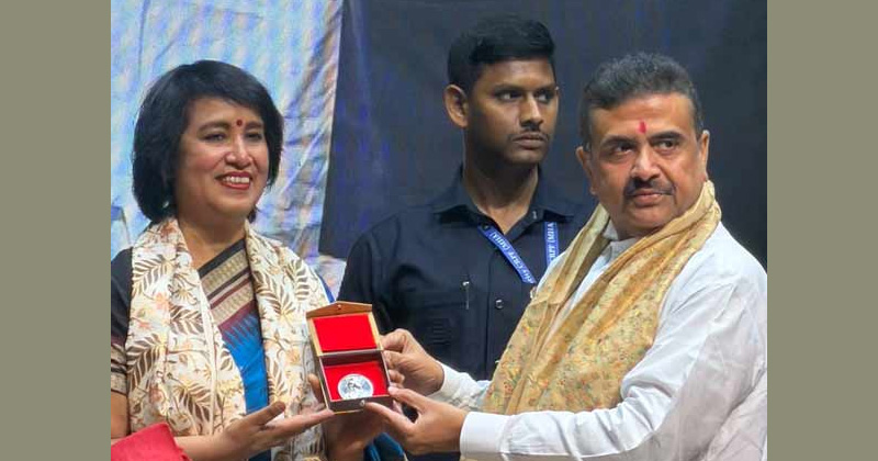 তসলিমা নাসরিনকে ঋষি বঙ্কিমচন্দ্রের ছবি তুলে দিচ্ছেন শুভেন্দু অধিকারী