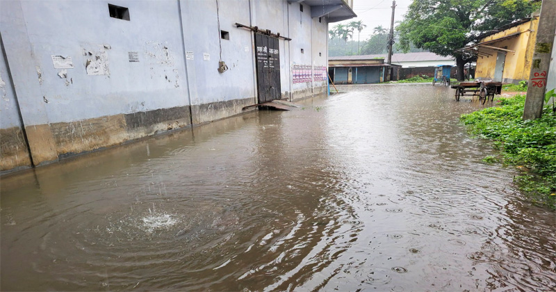 সামান্য বৃষ্টিতেই জলাবদ্ধ পৌর এলাকার রাস্তা। ছবি: প্রতিনিধি