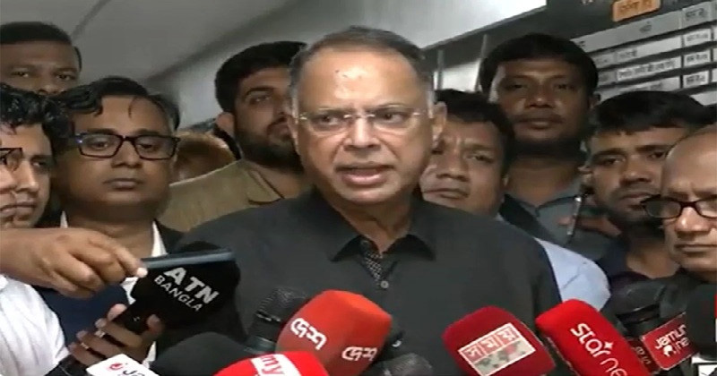 সাংবাদিকদের সাথে কথা বলছেন ইকবাল হাসান মাহমুদ