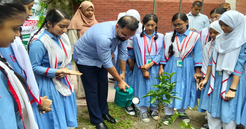 ছবি : শিক্ষার্থীদের সাথে বৃক্ষরোপণ করছেন আমিনুল হক/খোলা কাগজ