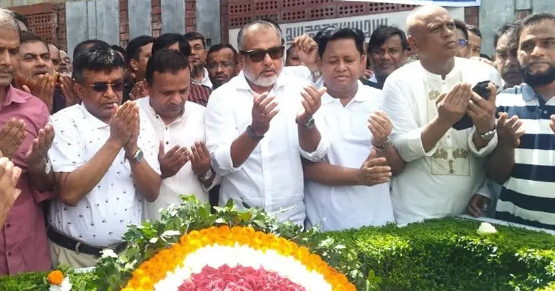 ছবি : বনানী কবরস্থানে স্বেচ্ছাসেবক দলের দোয়া