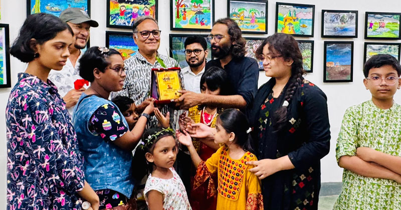 ছবি: খোলা কাগজ
