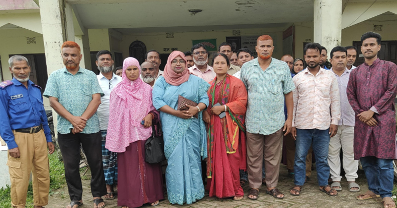 ছবি : ইউনিয়ন পরিষদ পরিদর্শনে ইউএনও/খোলা কাগজ