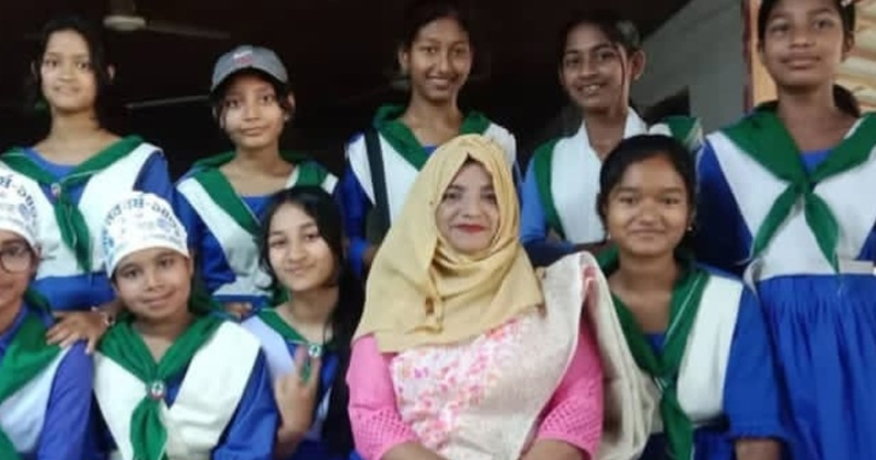 শিক্ষার্থীদের সঙ্গে স্কুলশিক্ষিকা সেলিনা আক্তার
