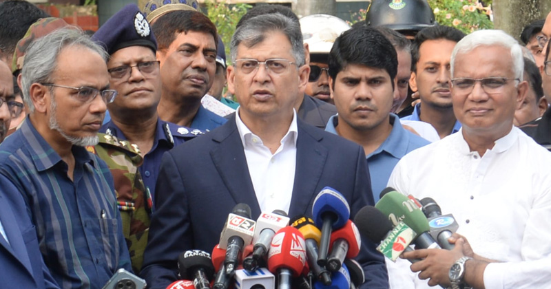 সাংবাদিকদের সাথে কথা বলছেন সালাহউদ্দিন আহমদ