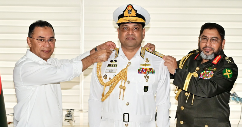 খোন্দকার মিসবাহ উল আজীমকে এডমিরাল র‍্যাংক পরিয়ে দেন তারেক রহমান ও ওয়াকার-উজ-জামান