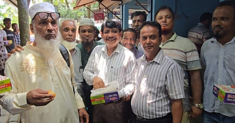 ড. মঈন খান মন্ত্রী হওয়ায় পলাশে মিষ্টি বিতরণ