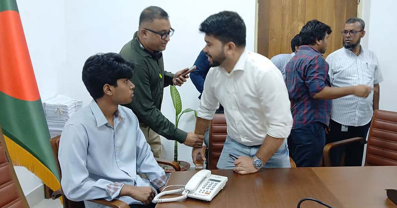 আন্তর্জাতিক অপরাধ ট্রাইব্যুনালে আসেন মাহির সরওয়ার মেঘ। সাথে ছিলেন তার মামা নওশের আলম রোমান।