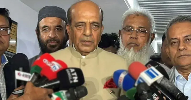 কথা বলছেন দীনেশ ত্রিবেদী।
