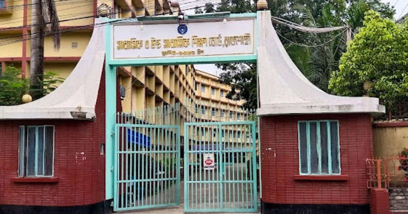পরীক্ষার্থীদের বাসায় ডেকে খাতায় লিখিয়ে নম্বর বাড়ানোর অভিযোগ