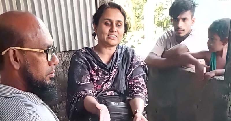 কটিয়াদীর করগাঁও ইউনিয়নে এনজিও কর্মী পরিচয়ে লোকজনের সঙ্গে কথা বলতে দেখা যাচ্ছে পুরুষ ও এক নারী সদস্যকে। গোপনে মুঠোফোনে স্থানীয়দের ধারণকৃত ছবিটি সম্প্রতি তোলা। ছবি: প্রতিনিধি