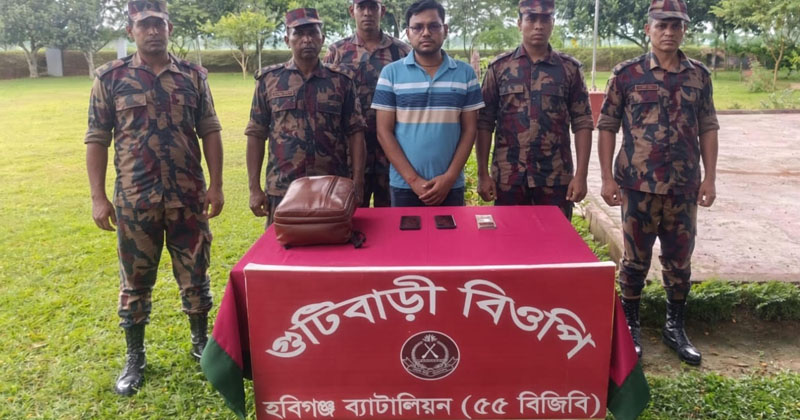 ভারতে প্রবেশের চেষ্টায় নির্বাচন অফিসের কর্মচারী আটক