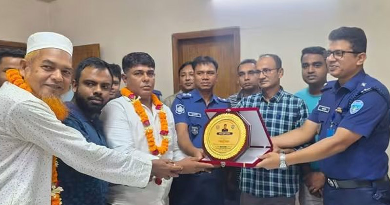 ফুলসজ্জিত গাড়িতে তিন পুলিশ সদস্যকে বিদায়