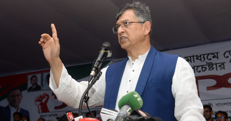 বক্তব্য দিচ্ছেন সালাহউদ্দিন আহমদ