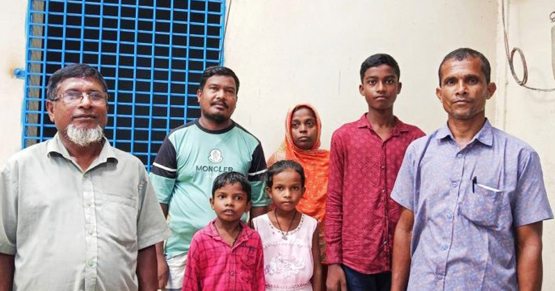 ইসলাম ধর্ম গ্রহণকারী পরিবারের সদস্যরা। ছবি: প্রতিনিধি