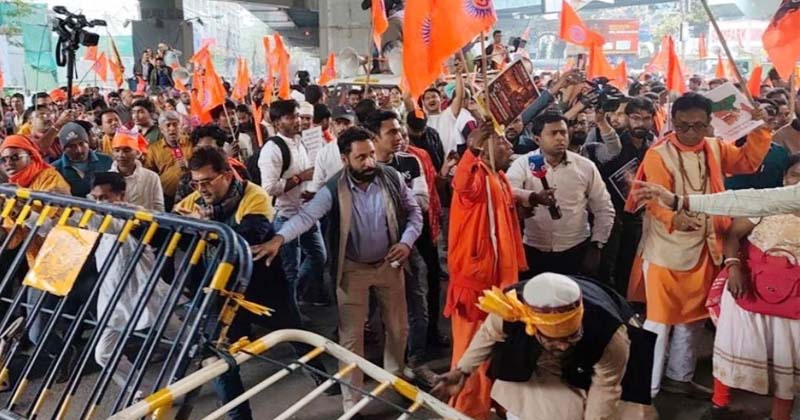 কলকাতায় বাংলাদেশ মিশন ঘেরাও হিন্দুত্ববাদীদের, ব্যারিকেড ভাঙার চেষ্টা