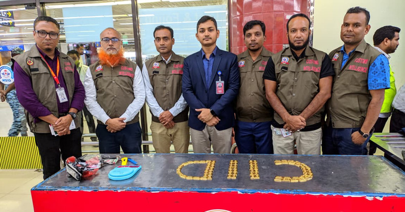 বিমানবন্দরে আটককৃত স্বর্ণের বার।
