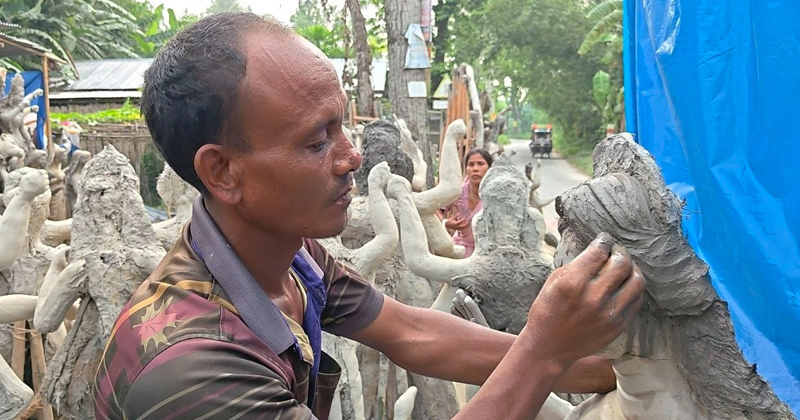  প্রতিমা তৈরিতে ব্যস্ত সময় পার করছেন কারিগররা। ছবি : প্রতিনিধি