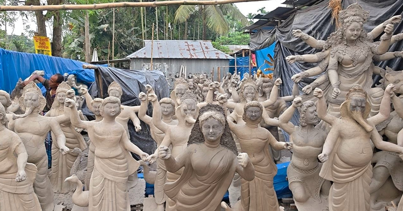 কোথাও এখনো চলছে প্রতিমার মাটির প্রলেপ দেওয়ার কাজ
