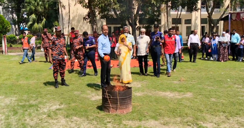 অগ্নিনির্বাপণ মহড়ায় আগুন নেভালেন মাগুরার ডিসি