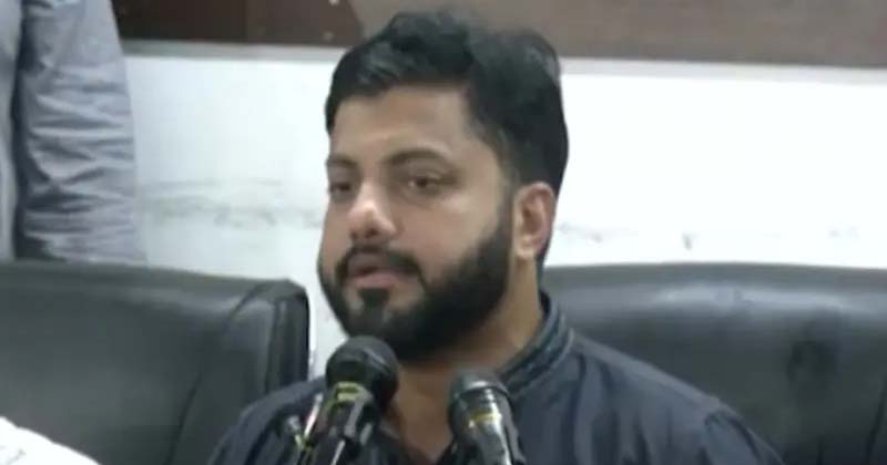 কথা বলছেন ইশরাক হোসেন।