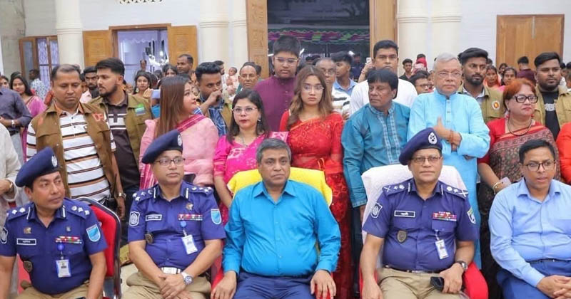 ছবি: খোলা কাগজ