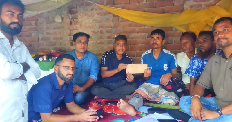ধামইরহাটে অসুস্থ যুবদল নেতাকে উপজেলা চেয়ারম্যান প্রার্থী আখরাজুলের চিকিৎসা সহায়তা