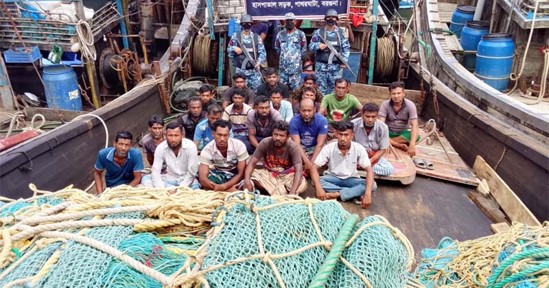 পাথরঘাটায় দুইটি অবৈধ ট্রলিং বোটসহ আটক ২১