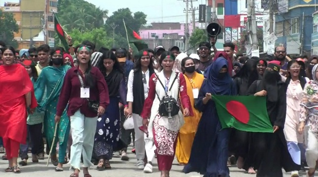 গণহত্যার বিচারের দাবিতে নাটোরে শিক্ষার্থীদের বিক্ষোভ সমাবেশ