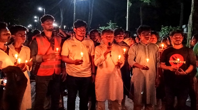 মৌমিতাকে ধর্ষণ ও খুনের প্রতিবাদ রাবি শিক্ষার্থীদের