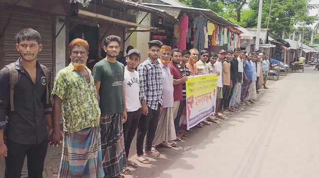 গাইবান্ধায় সেবাকল্যাণ কেন্দ্রে অনিয়ম, ১ দফা দাবিতে মানববন্ধন