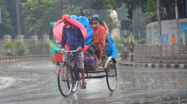 অবিরাম বৃষ্টিতে রাজধানীবাসীর ভোগান্তি চরমে