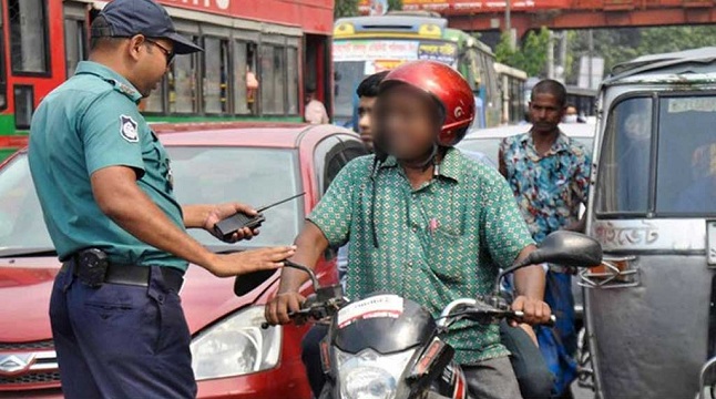 ট্রাফিক আইনে একদিনে ৭৩৪ মামলা