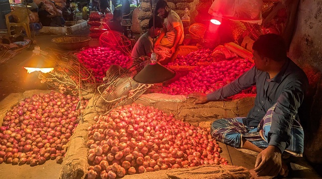 শুল্ক কমলেও বাড়তি পেঁয়াজের দাম