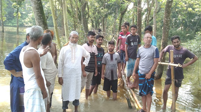 সোনাইমুড়ীতে সংস্কারবিহীন সড়ক খালে পরিণত, সাঁকোই ভরসা গ্রামবাসীর