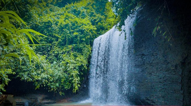 রুপসী ঝরনার কূপে পড়ে প্রাণ গেল ২ পর্যটকের