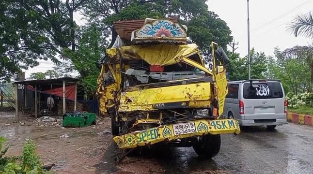 টাঙ্গাইলে বাস-ট্রাক সংঘর্ষে নিহত ৪