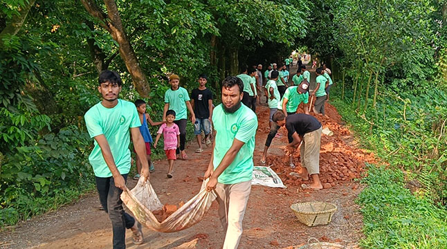 গ্রামবাসীর স্বেচ্ছাশ্রমে প্রাণ ফিরেছে সড়কে