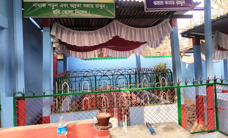 মাজারের ভেতরের দৃশ্য